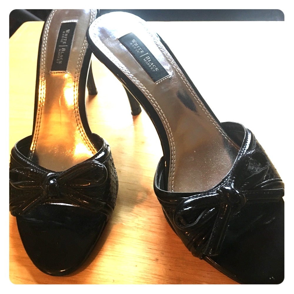 ⚪️White House Black Market black heels with bow⚫️